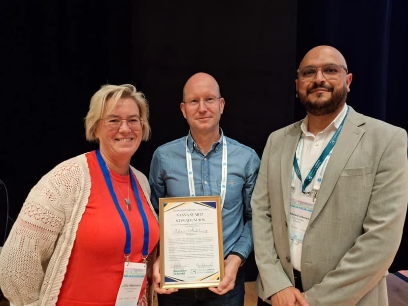 Förbundsordförande Lotta Håkansson tillsammans med stipendiaten Johan Askling och Mohaned Hameed, MD, Medical Solutions Lead Rheumatology Sweden, Senior Consultant Rheumatologist, UCB