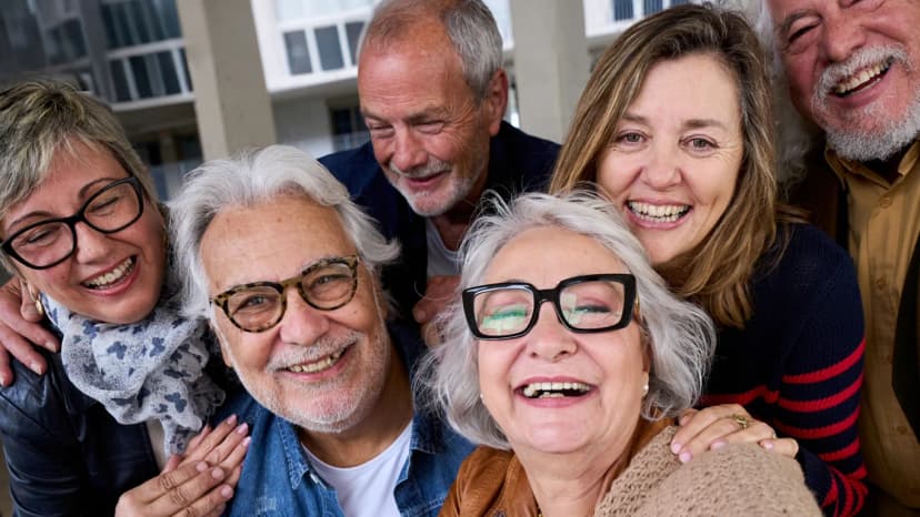 Glada människor som fikar och tar en selfie (Adobe stock)