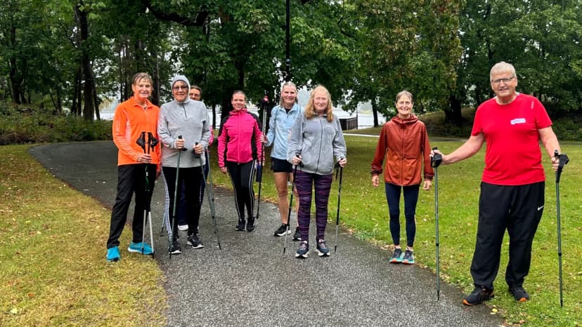 Blivande friskvårdsledare som går stavgång i grupp